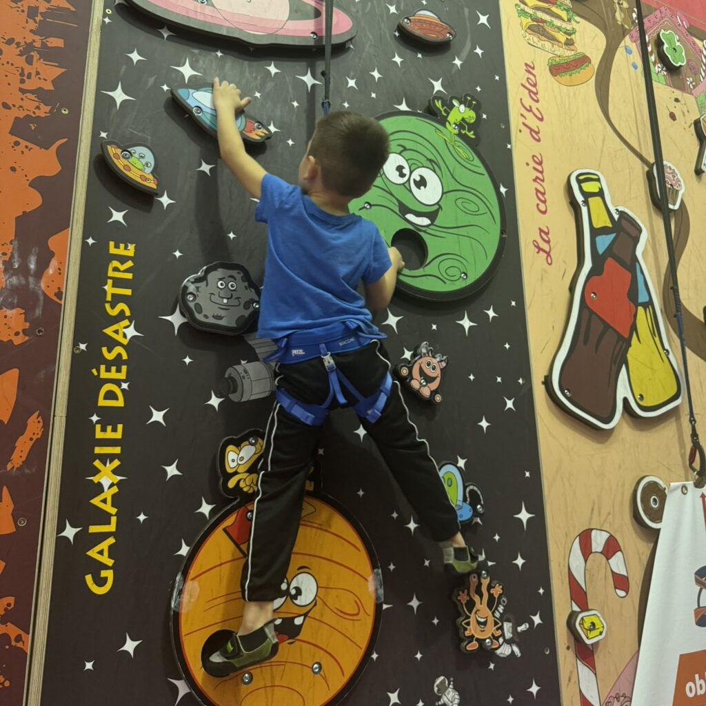 Roc And Wall à Biscarrosse est équipé de voies d'escalade spéciales pour les enfants à partir de 4 ans